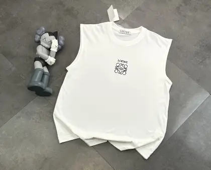 包邮 潮牌🎁罗意威LOEWE刺绣logo纯棉背心T恤! 🎆:240g双纱潮牌专用棉,纹理清晰,质感满满,同缸定染1×1无色差精密纯棉螺纹,层搭叠穿,自留好货,强烈推荐~所有的辅料全部原版定制! 🎆:百分百重工好货,精工立体裁剪,宽松的版型,百搭各种身材,妹子可以完美驾驭小码,自留强烈推荐~ 🎆:经典的品牌LOGO工艺,高端有质感!整体做工用料也是相当讲究,处处体现品牌对品质的把控!妥妥的大厂风范! 颜色:黑色 白色 M L XL XXL 胸围 106 110 114 118 肩宽 40 41 42 43 衣长 67 69 71 73